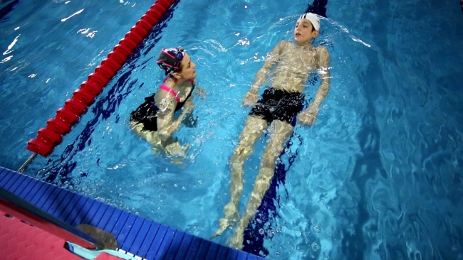 Otizmli oğluyla birlikte yüzme dersleri alan örnek anne